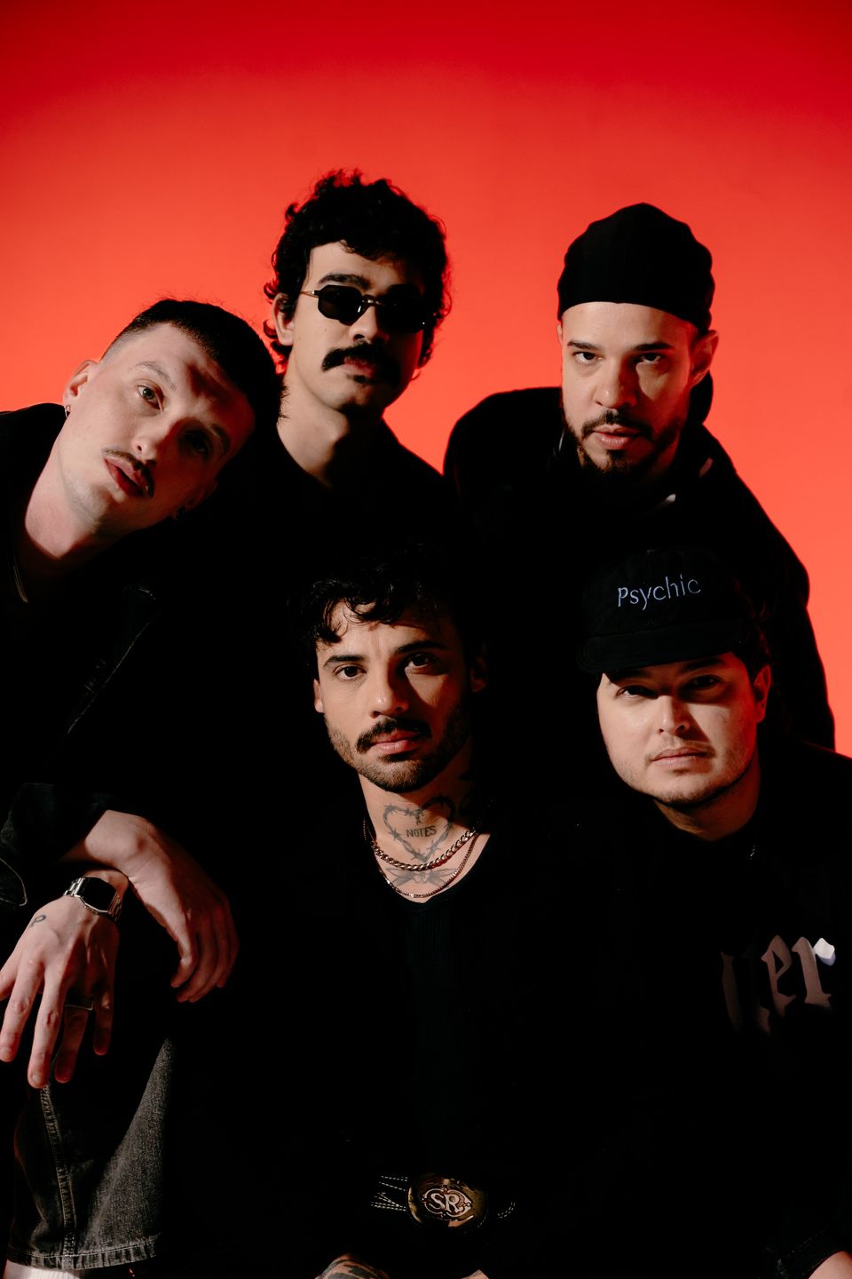 Retrato da banda SAMO com fundo vermelho