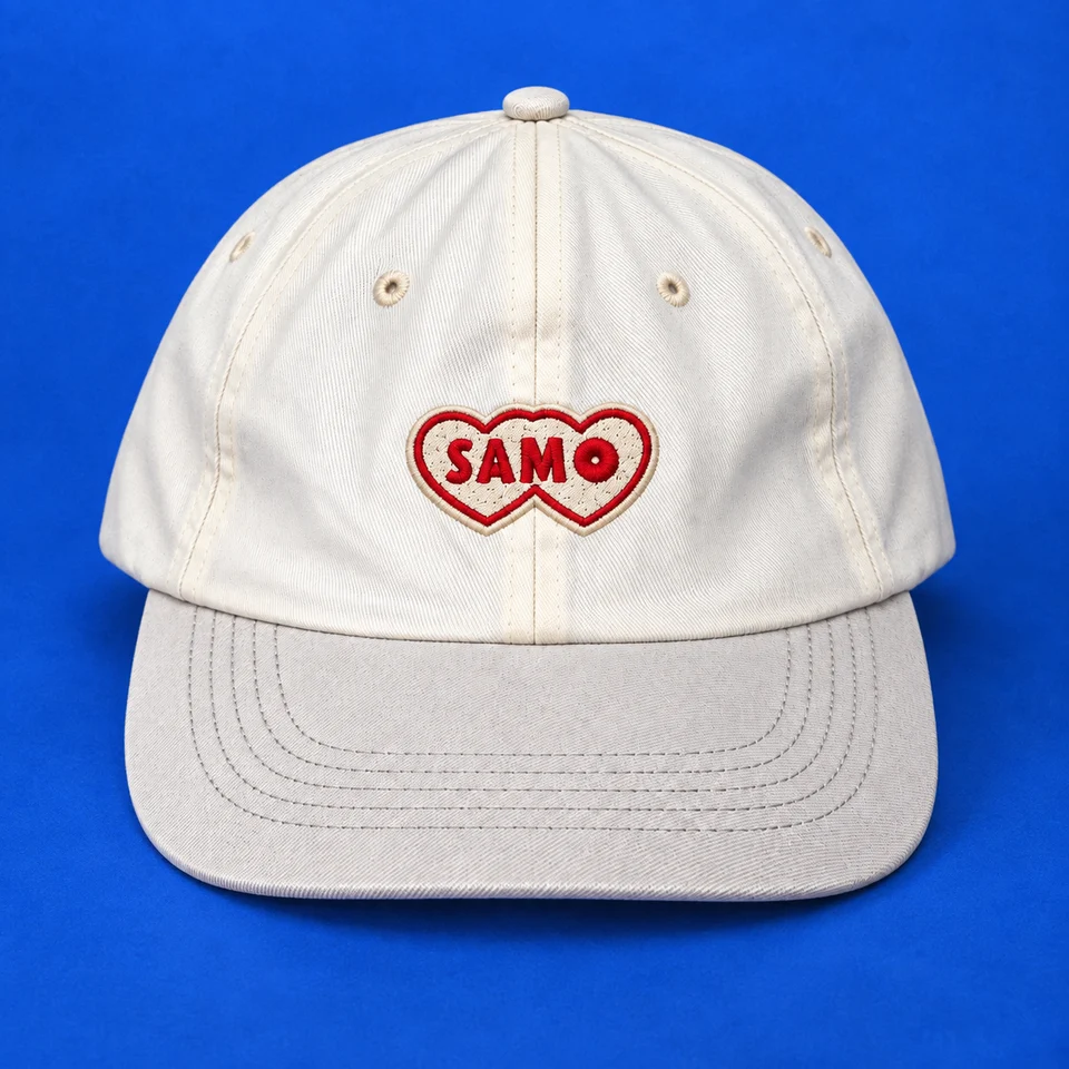 Cappellino bianco panna con ricamo rosso SAMO in due cuori