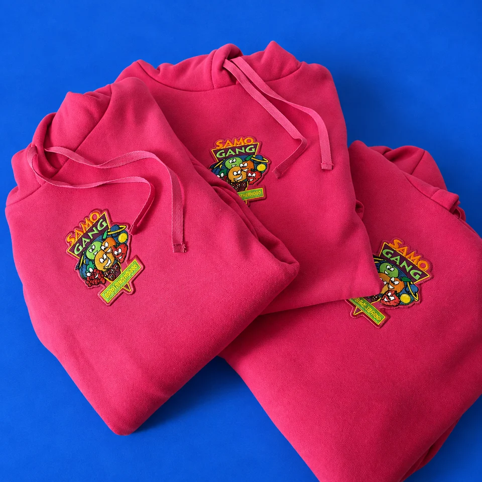 Felpe rosa con cappuccio e ricamo multicolore SAMO Gang su sfondo blu